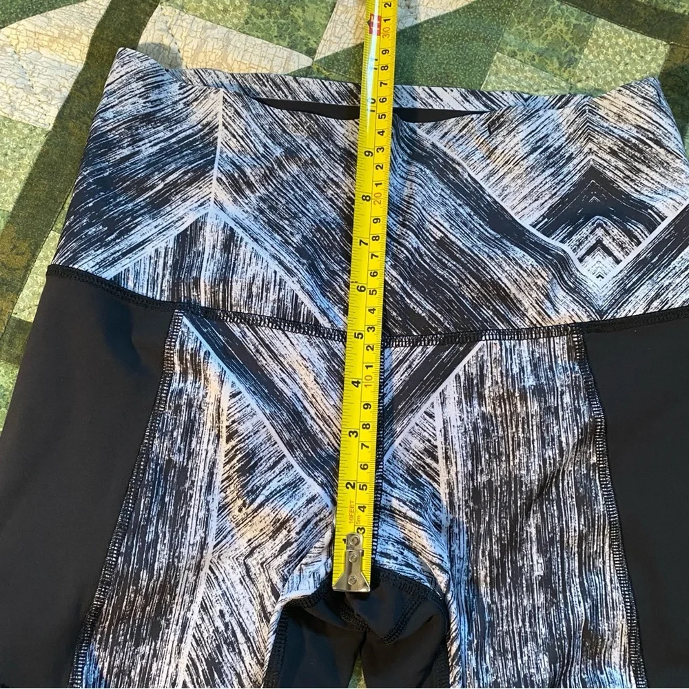 Lululemon Hot To Street‎ Crop Legging Size 6 Black White Tight Fit Yoga
